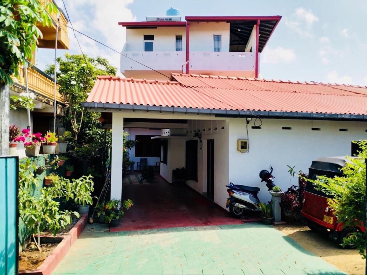 Hikkaduwa Family Inn Esterno foto