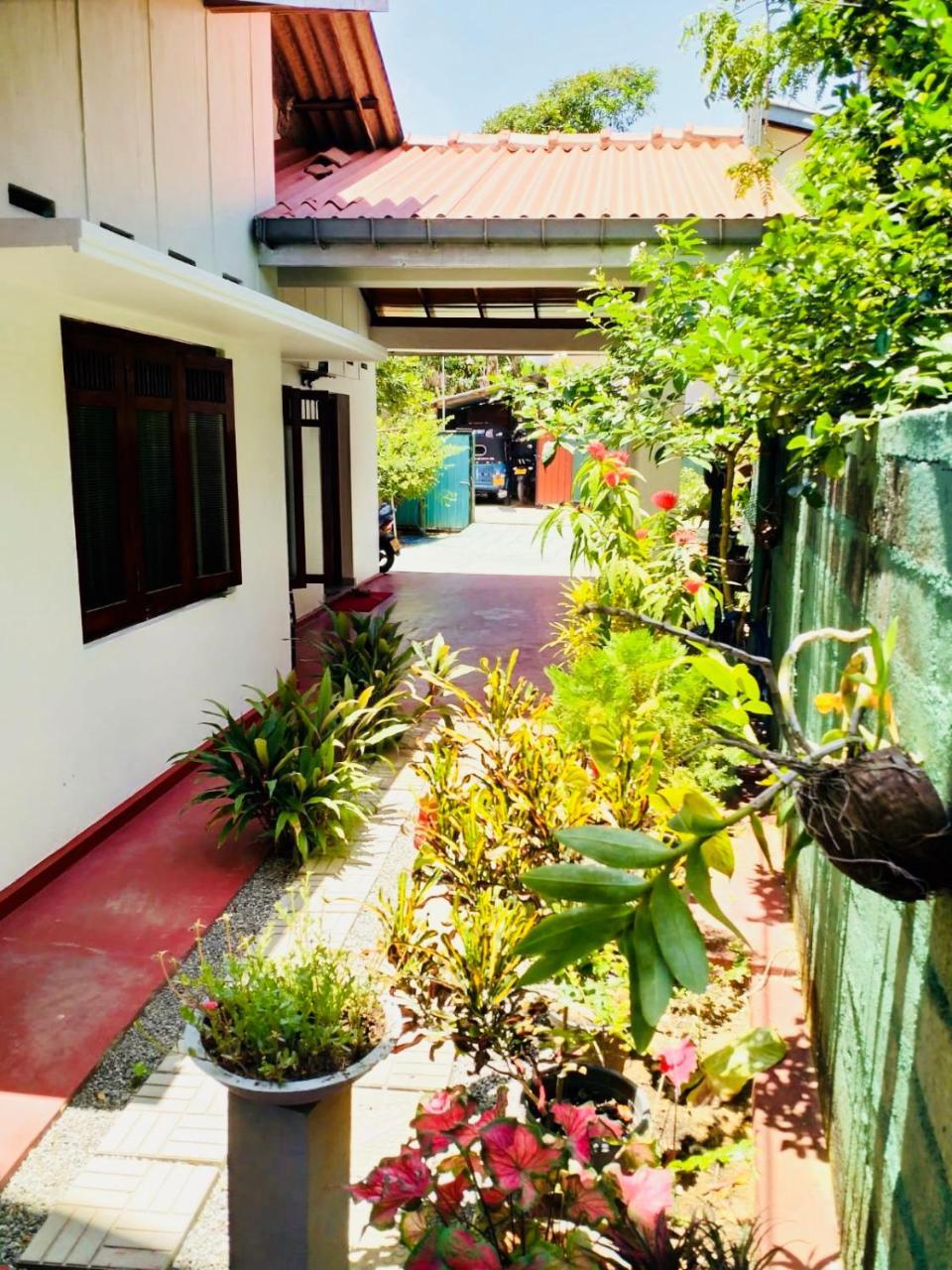 Hikkaduwa Family Inn Esterno foto